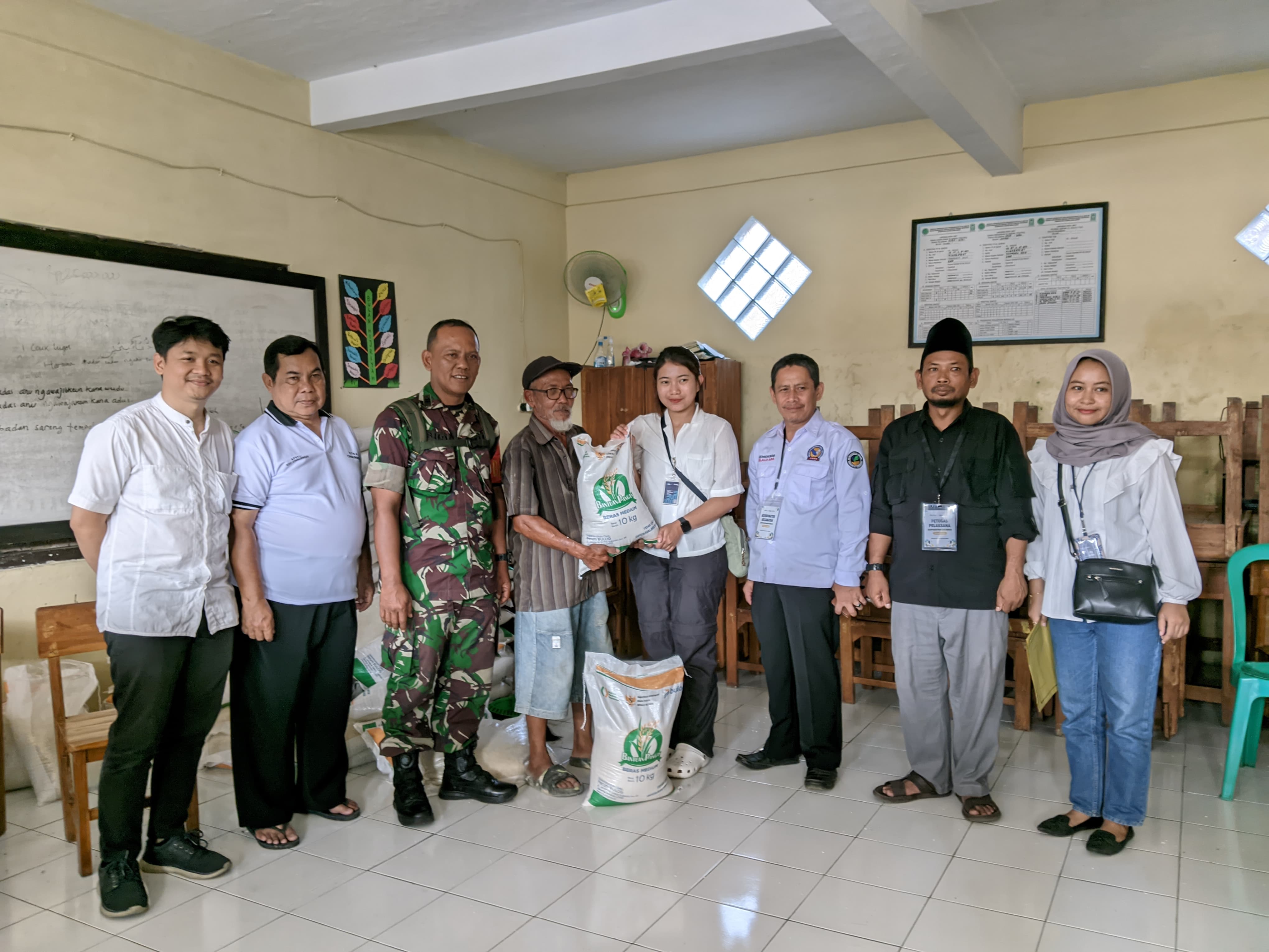 Penyaluran 1.096 Karung Beras untuk 548 KPM di Desa Sukahaji Berjalan Lancar dan Tertib